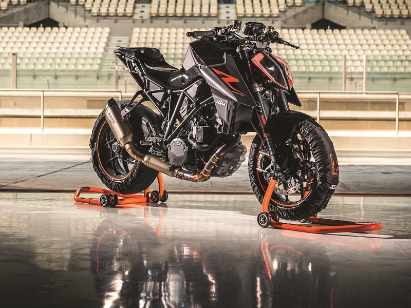 KTM 1290 SUPER DUKE R MY17 Action 01