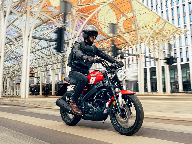 2021 Yamaha XS125 EU Redline Action 001 03