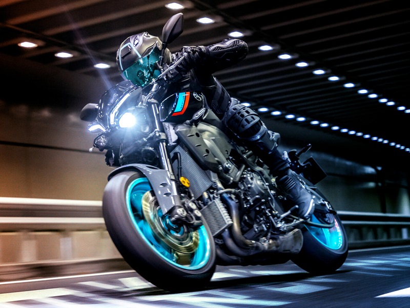 2022 Yamaha MT10 EU Cyan Storm Action 001 03