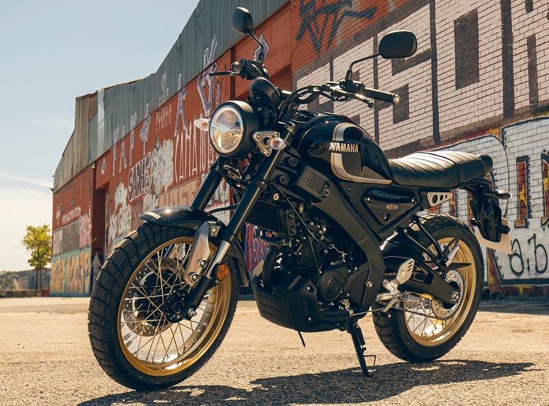 2023 YAM XS125SV EU SMX STA 002 03 preview 1