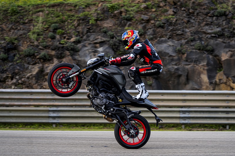 MY21 DUCATI MONSTER PLUS AMBIENCE 35 UC214603 High