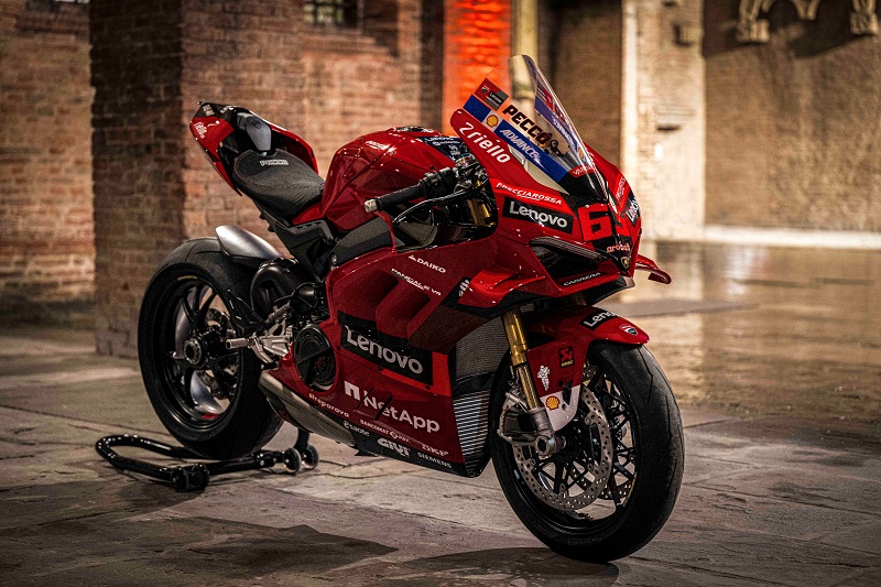 PanigaleV4 2022 WorldChampion Replica 02 UC469888 High