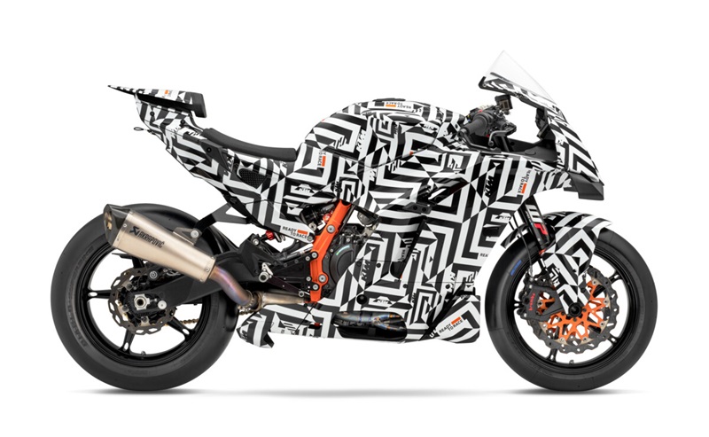 590690 MY25 KTM 990 RC R PROTOTYPE 90 Right STUDIO