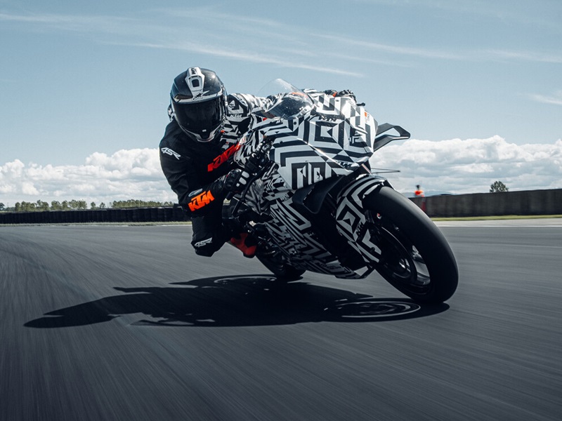 593022 MY25 KTM 990 RC R PROTOTYPE ACTION ACTION