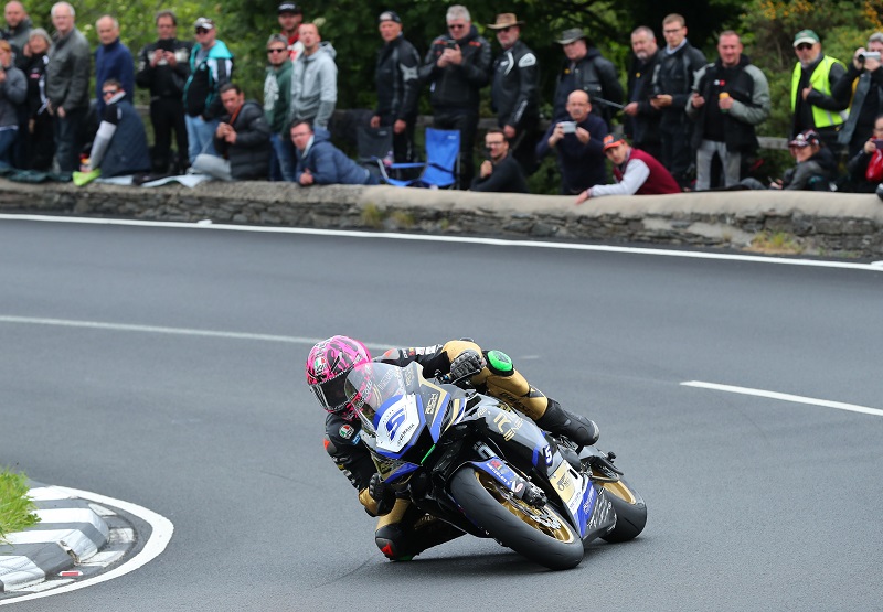 06/06/2022: James Hillier (600 Yamaha/RICH Energy OMG Racing) at the Gooseneck during Monday’s Isle of Man Monster Energy Supersport TT Race One. PICTURE BY DAVE KNEEN/PACEMAKER PRESS.